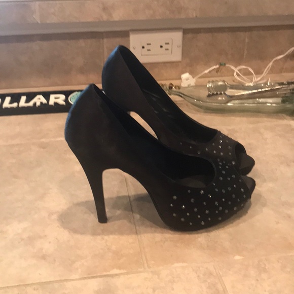 Black Heels size 8 - Picture 2 of 4